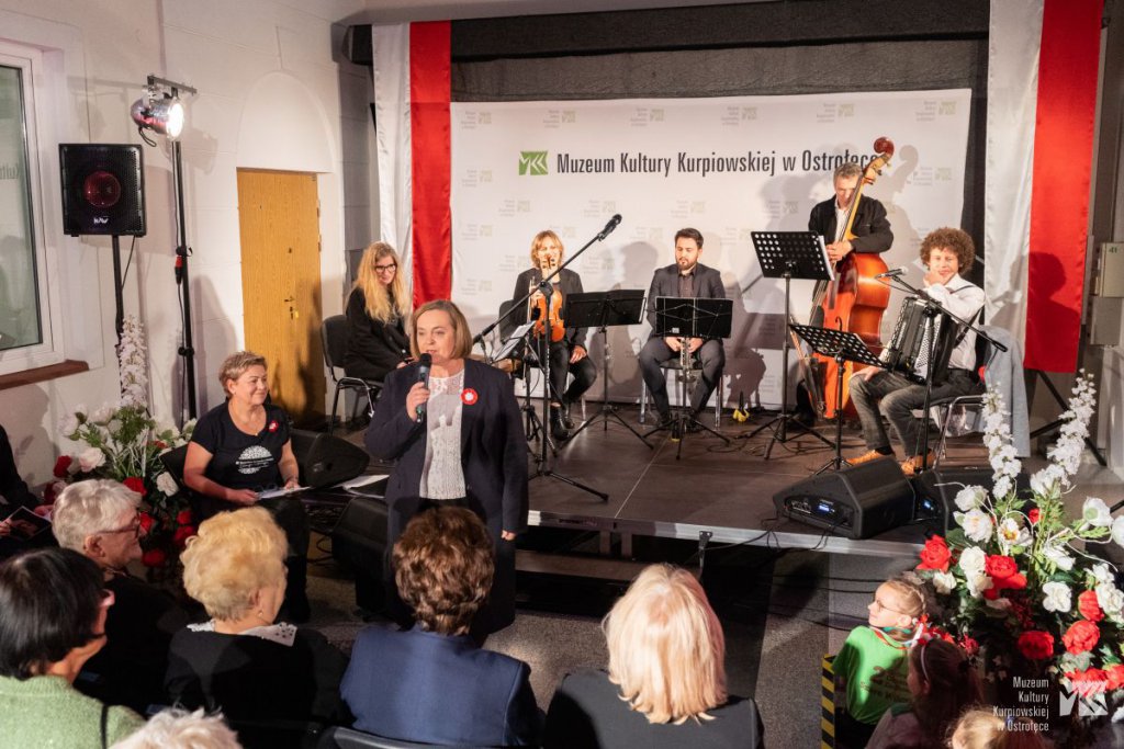 Wspólne Śpiewanie Patriotyczne Pamiętaj o tym wnuku [11.11.2022] - zdjęcie #5 - eOstroleka.pl