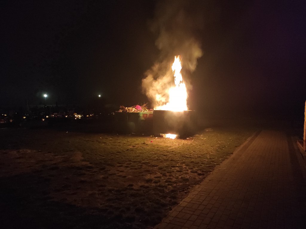 Pożar na cmentarzu przy Kurpiowskiej w Ostrołęce [14.11.2022] - zdjęcie #2 - eOstroleka.pl