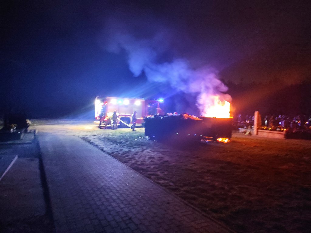 Pożar na cmentarzu przy Kurpiowskiej w Ostrołęce [14.11.2022] - zdjęcie #10 - eOstroleka.pl