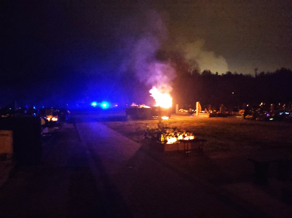 Pożar na cmentarzu przy Kurpiowskiej w Ostrołęce [14.11.2022] - zdjęcie #9 - eOstroleka.pl