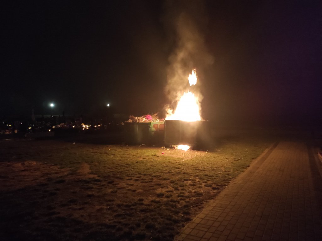 Pożar na cmentarzu przy Kurpiowskiej w Ostrołęce [14.11.2022] - zdjęcie #8 - eOstroleka.pl