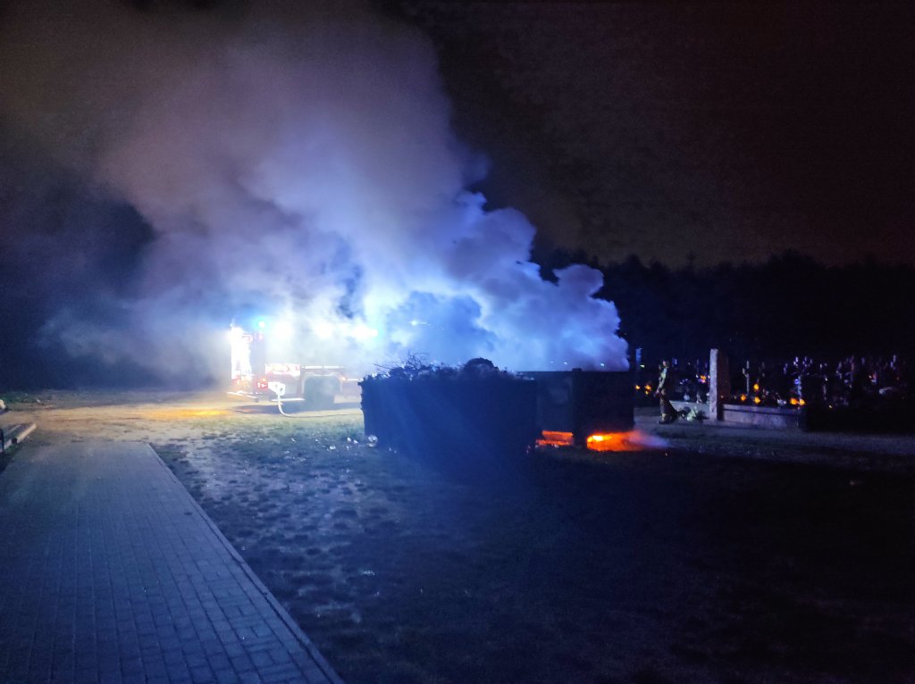 Pożar na cmentarzu przy Kurpiowskiej w Ostrołęce [14.11.2022] - zdjęcie #7 - eOstroleka.pl