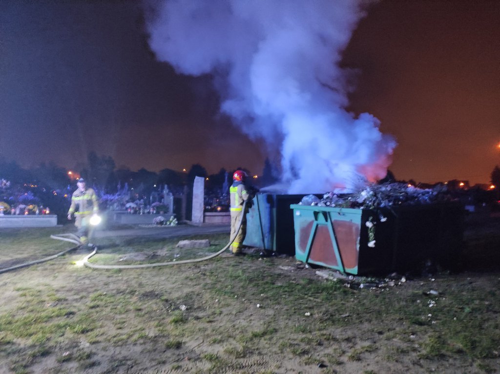 Pożar na cmentarzu przy Kurpiowskiej w Ostrołęce [14.11.2022] - zdjęcie #5 - eOstroleka.pl