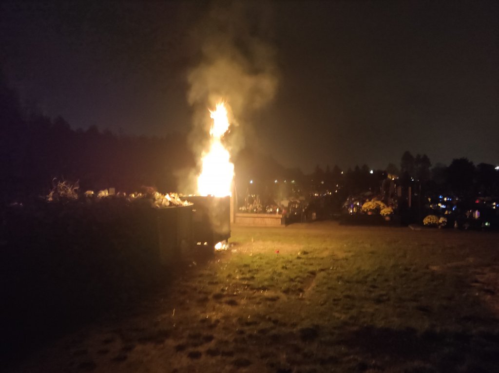 Pożar na cmentarzu przy Kurpiowskiej w Ostrołęce [14.11.2022] - zdjęcie #9 - eOstroleka.pl