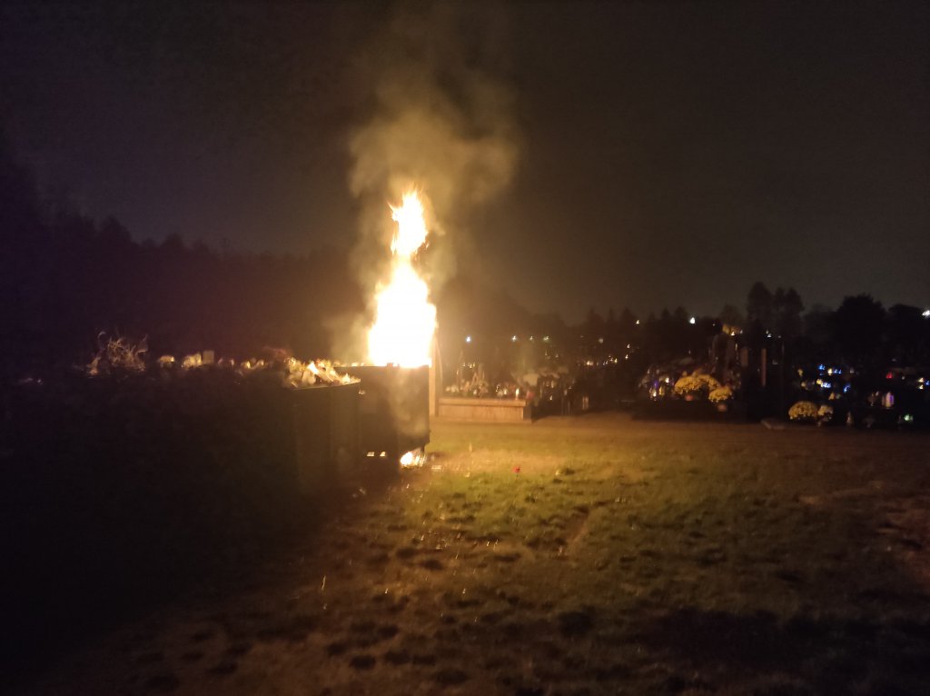 Pożar na cmentarzu przy Kurpiowskiej w Ostrołęce [14.11.2022] - zdjęcie #4 - eOstroleka.pl
