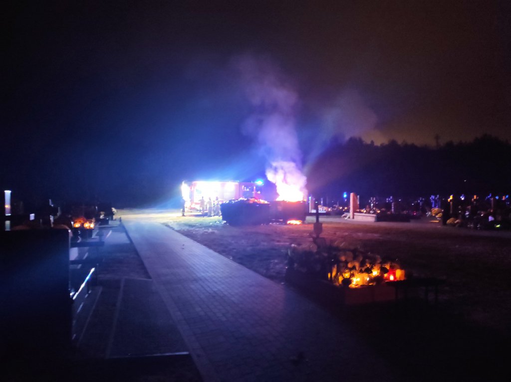 Pożar na cmentarzu przy Kurpiowskiej w Ostrołęce [14.11.2022] - zdjęcie #11 - eOstroleka.pl