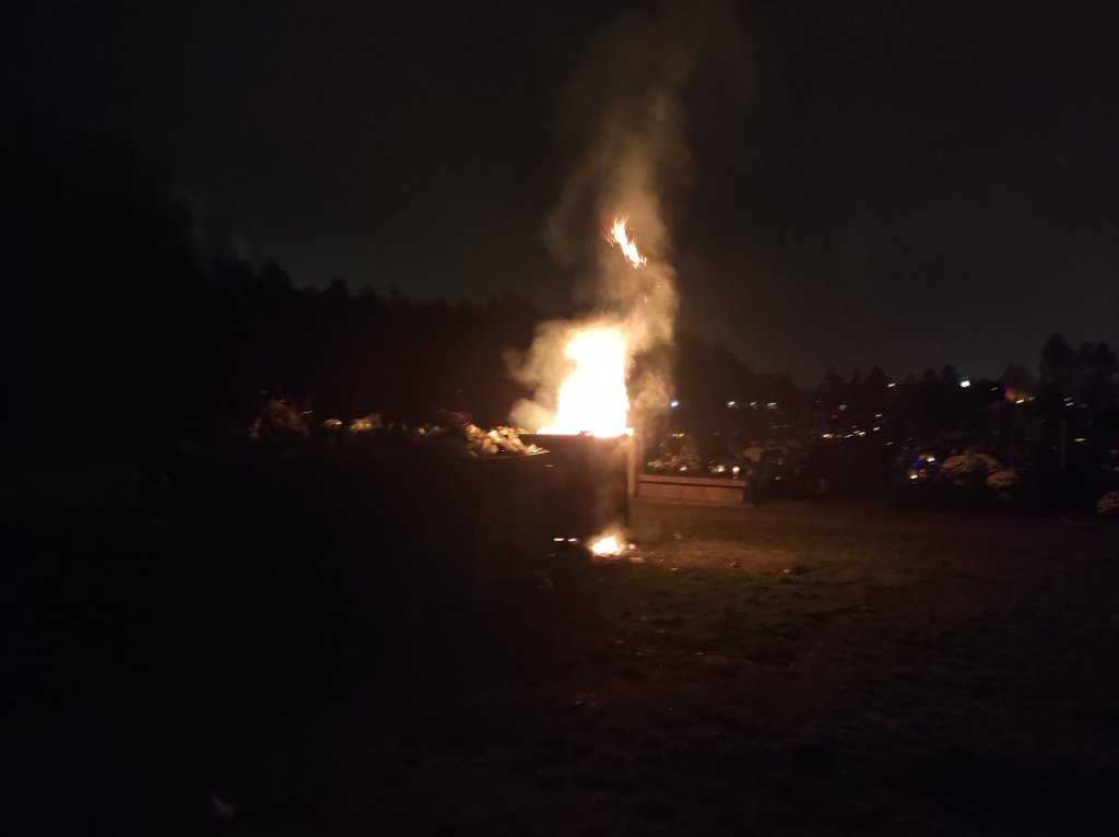Pożar na cmentarzu przy Kurpiowskiej w Ostrołęce [14.11.2022] - zdjęcie #1 - eOstroleka.pl
