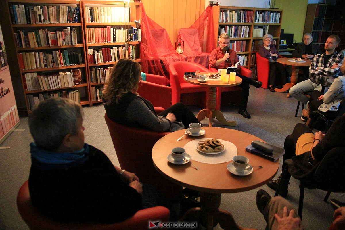 Prezentacja książki Wiktora Ruszkiewicza w ostrołęckiej bibliotece [15.11.2022] - zdjęcie #9 - eOstroleka.pl