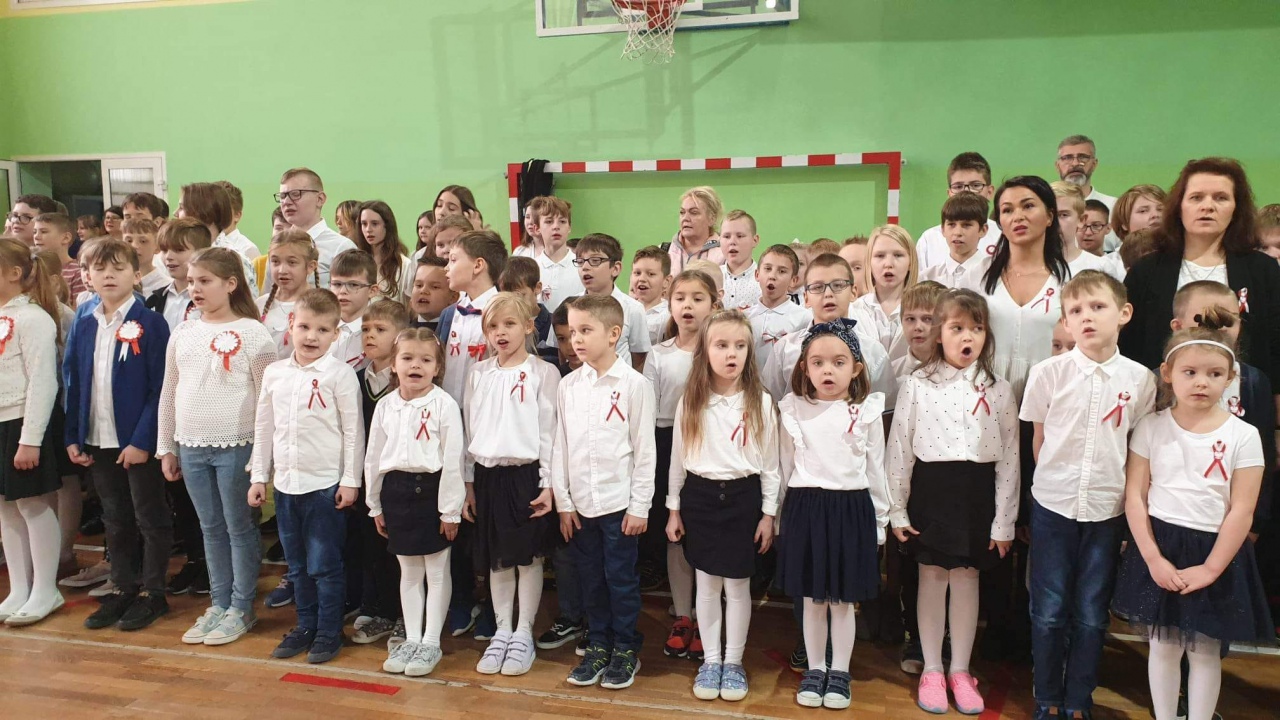 Obchody Święta Niepodległości w Szkole Podstawowej nr 2 - zdjęcie #2 - eOstroleka.pl