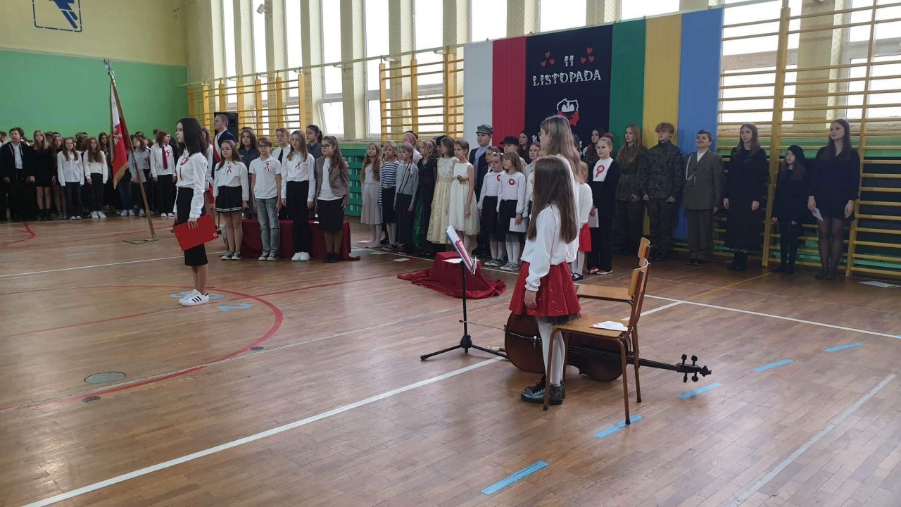 Obchody Święta Niepodległości w Szkole Podstawowej nr 2 - zdjęcie #13 - eOstroleka.pl