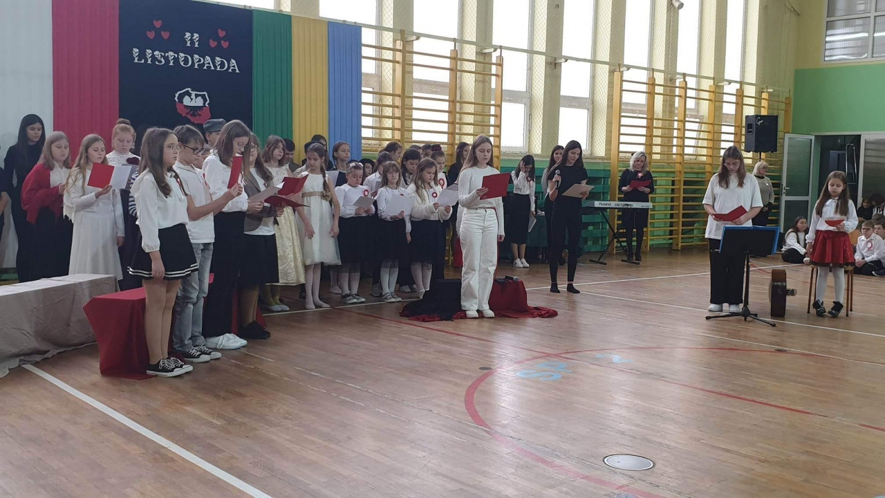 Obchody Święta Niepodległości w Szkole Podstawowej nr 2 - zdjęcie #16 - eOstroleka.pl