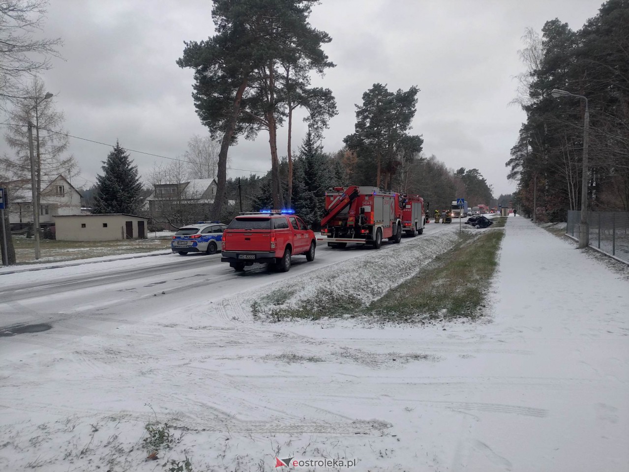 Uwaga wypadek! W zderzeniu busa i osobówki poszkodowane dwie osoby [18.11.2022] - zdjęcie #1 - eOstroleka.pl
