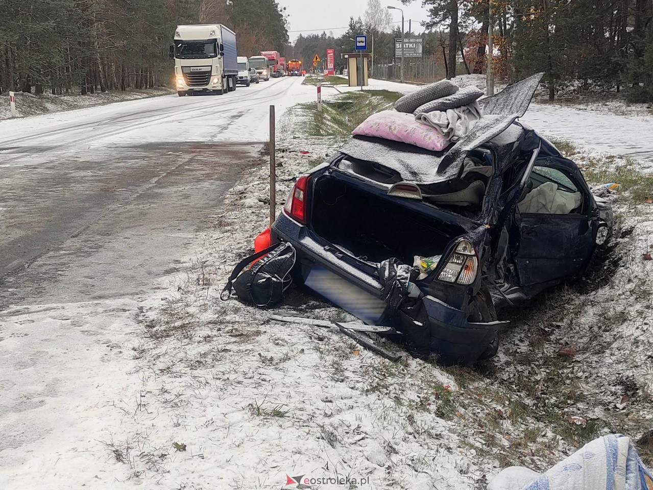 Uwaga wypadek! W zderzeniu busa i osobówki poszkodowane dwie osoby [18.11.2022] - zdjęcie #2 - eOstroleka.pl