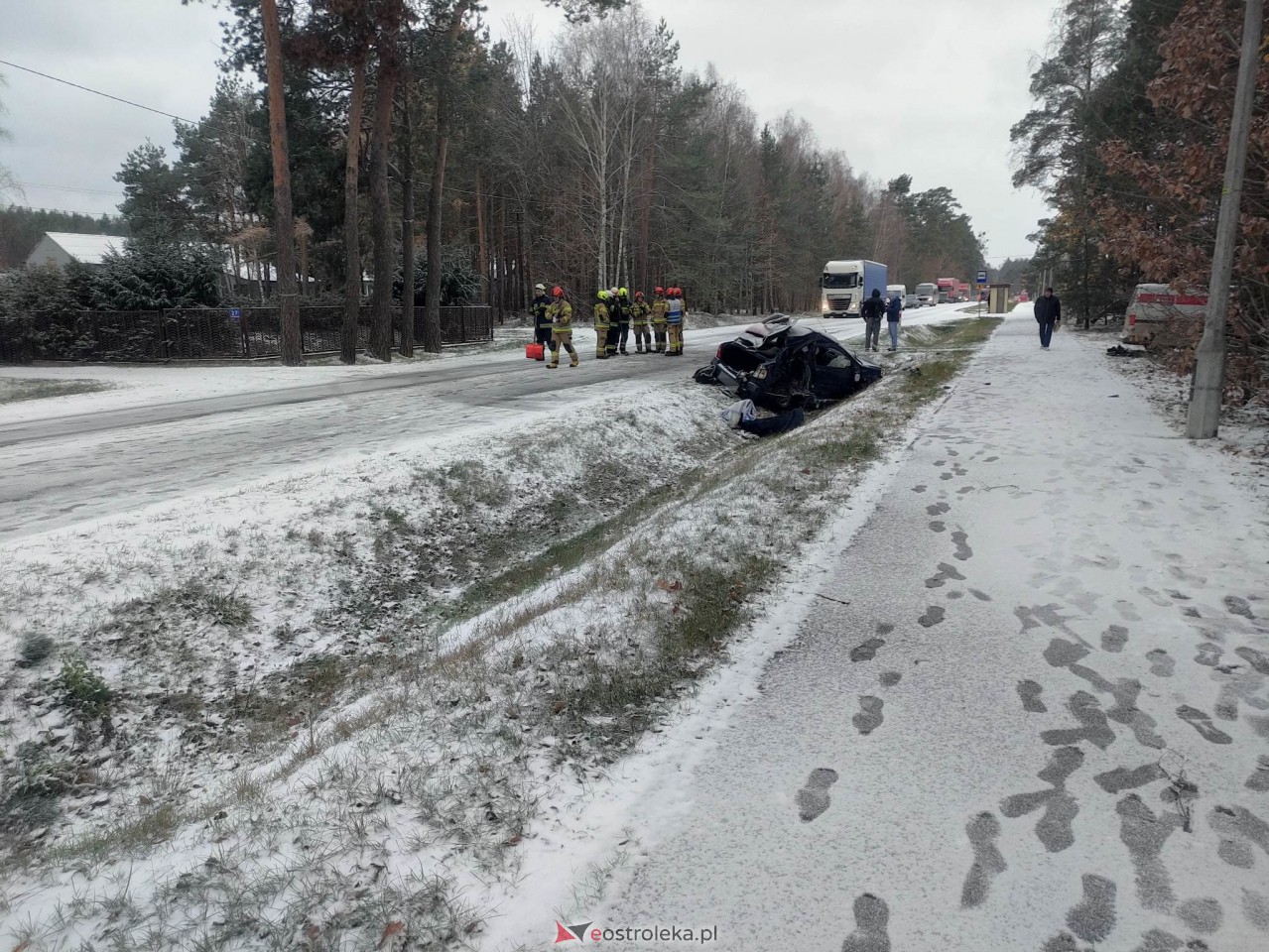 Uwaga wypadek! W zderzeniu busa i osobówki poszkodowane dwie osoby [18.11.2022] - zdjęcie #9 - eOstroleka.pl