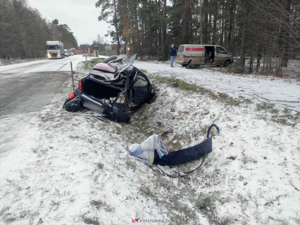 Uwaga wypadek! W zderzeniu busa i osobówki poszkodowane dwie osoby [18.11.2022] - zdjęcie #8 - eOstroleka.pl