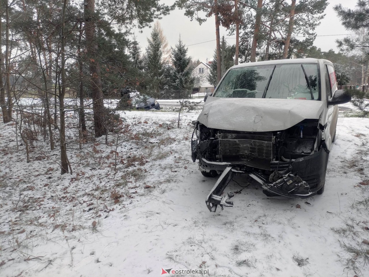 Uwaga wypadek! W zderzeniu busa i osobówki poszkodowane dwie osoby [18.11.2022] - zdjęcie #6 - eOstroleka.pl
