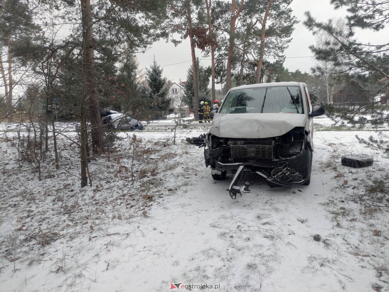 Uwaga wypadek! W zderzeniu busa i osobówki poszkodowane dwie osoby [18.11.2022] - zdjęcie #19 - eOstroleka.pl