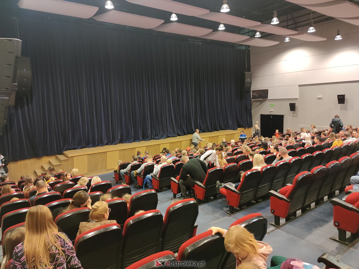 Godziny dla Rodziny - spektakl pt. Calineczka [20.11.2022] - zdjęcie #15 - eOstroleka.pl