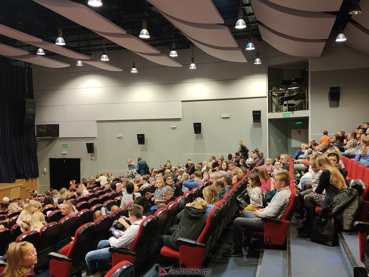 Godziny dla Rodziny - spektakl pt. Calineczka [20.11.2022] - zdjęcie #13 - eOstroleka.pl