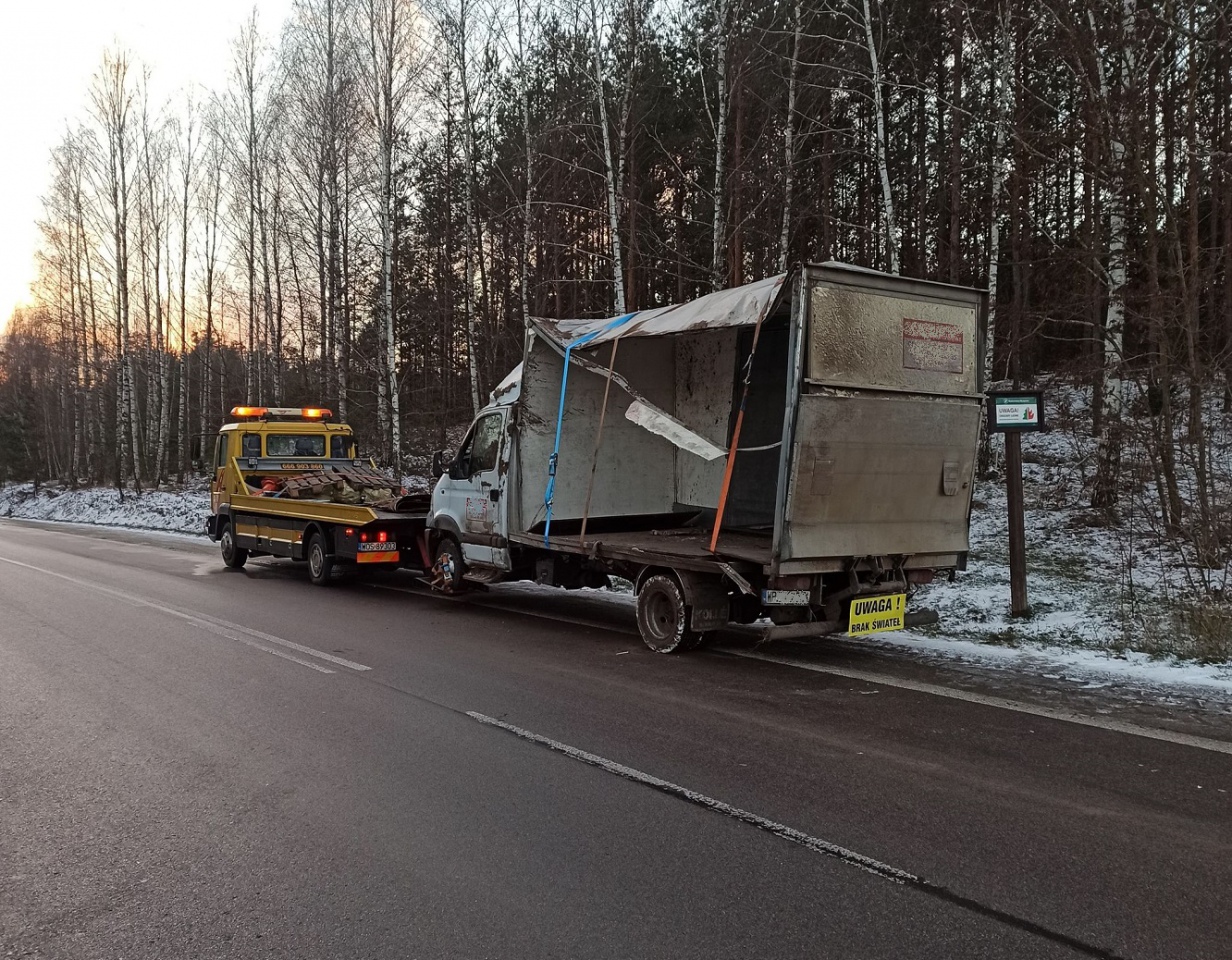 Kraksa w Lipnikach. Rozładowanie wypełnionego piwem busa trwało kilka godzin [18.11.2022] - zdjęcie #6 - eOstroleka.pl