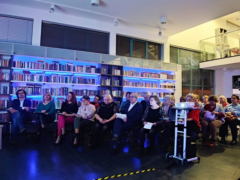 Zaduszki poetyckie w kadzidlańskiej bibliotece [17.11.2022] - zdjęcie #4 - eOstroleka.pl