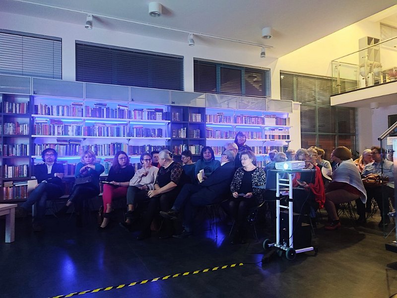 Zaduszki poetyckie w kadzidlańskiej bibliotece [17.11.2022] - zdjęcie #2 - eOstroleka.pl