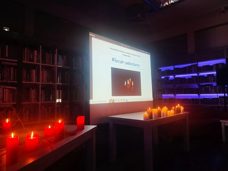 Zaduszki poetyckie w kadzidlańskiej bibliotece [17.11.2022] - zdjęcie #1 - eOstroleka.pl