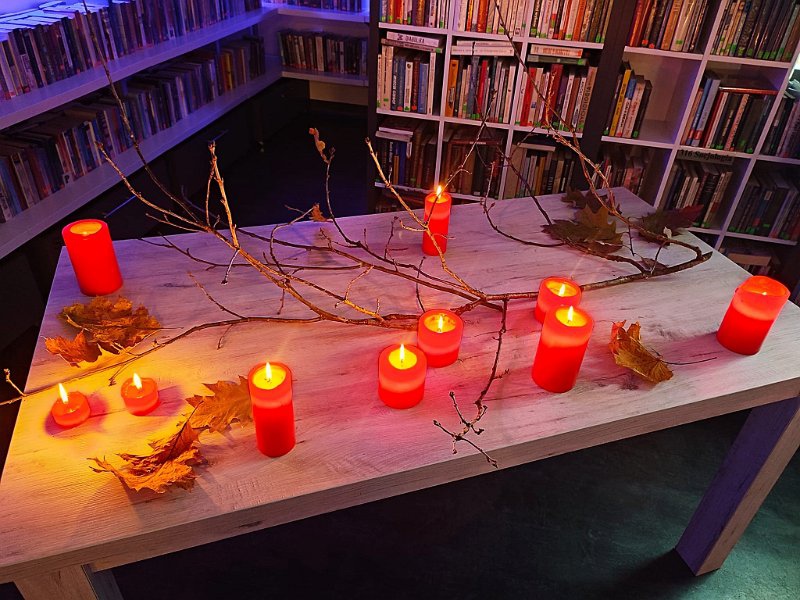 Zaduszki poetyckie w kadzidlańskiej bibliotece [17.11.2022] - zdjęcie #1 - eOstroleka.pl