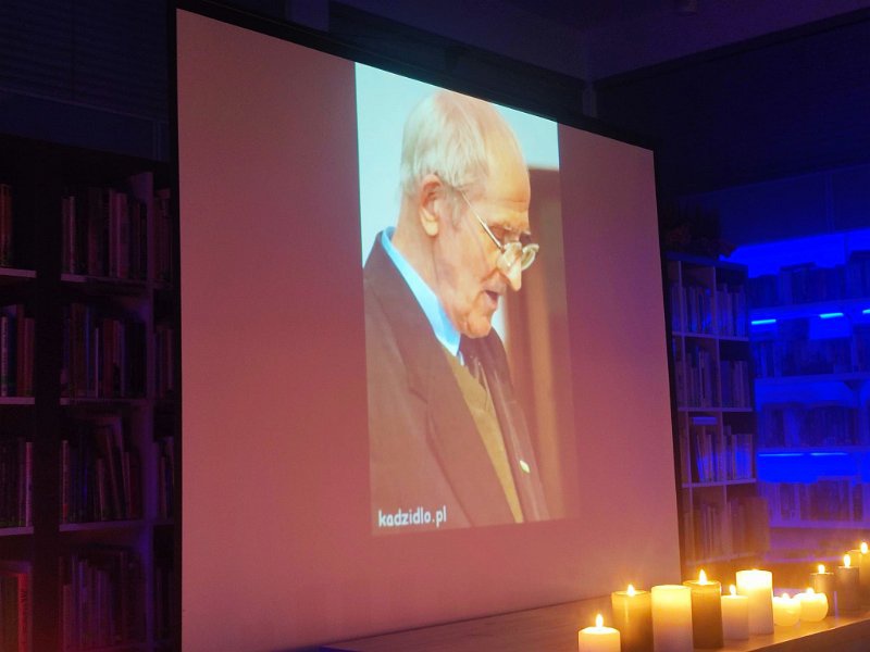 Zaduszki poetyckie w kadzidlańskiej bibliotece [17.11.2022] - zdjęcie #11 - eOstroleka.pl