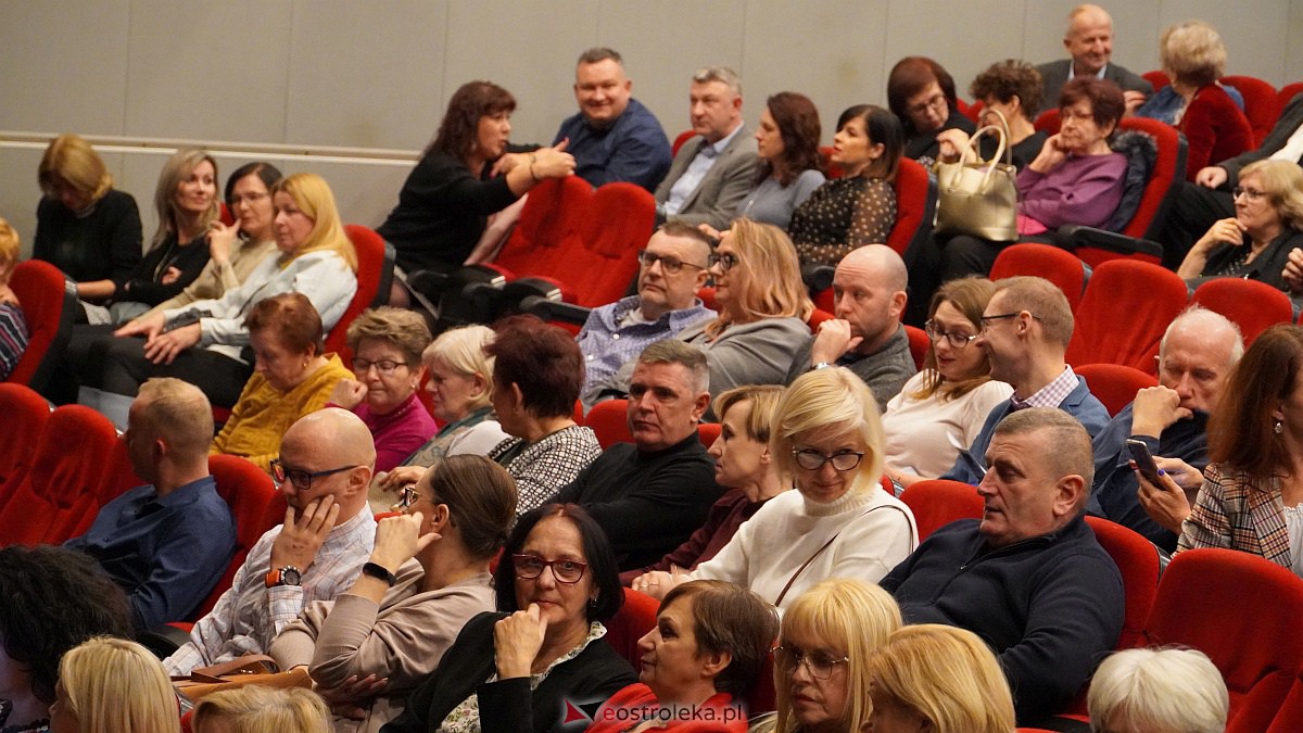 Spektakl Winda do nieba, czyli czworo po czterdziestce [21.11.2022] - zdjęcie #26 - eOstroleka.pl