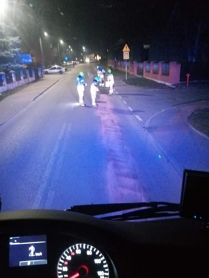 Troszyn. Usuwali plamę oleju na Szkolnej [21.11.2022] - zdjęcie #6 - eOstroleka.pl