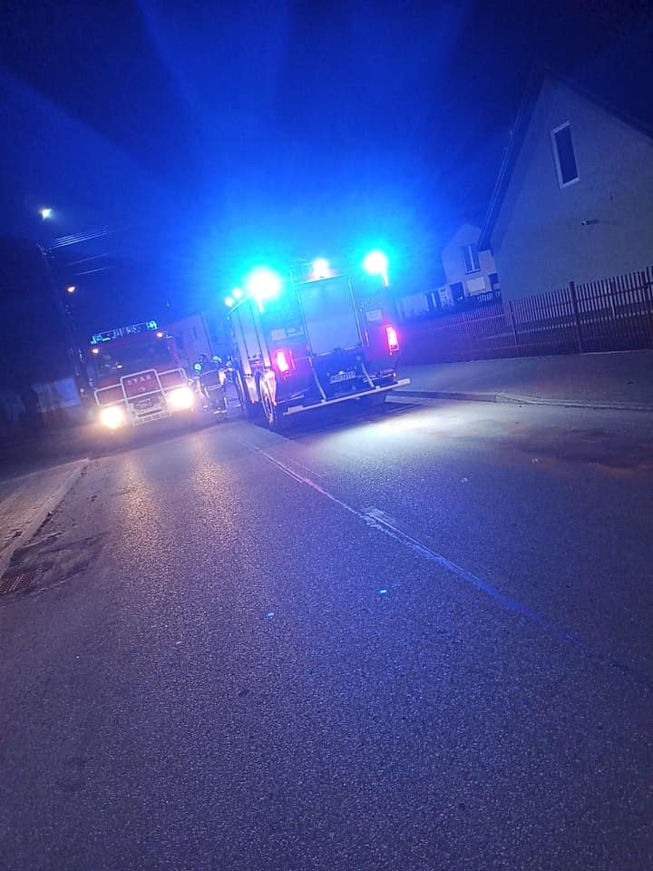 Troszyn. Usuwali plamę oleju na Szkolnej [21.11.2022] - zdjęcie #5 - eOstroleka.pl