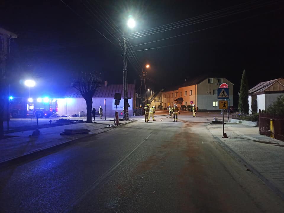 Troszyn. Usuwali plamę oleju na Szkolnej [21.11.2022] - zdjęcie #4 - eOstroleka.pl