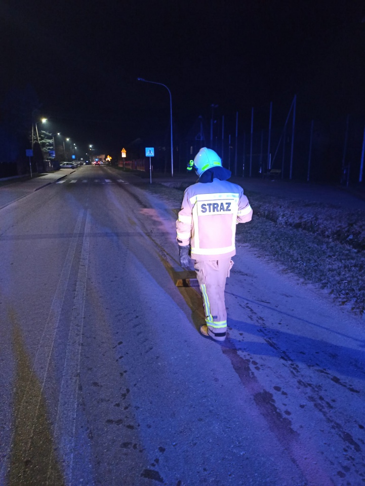 Troszyn. Usuwali plamę oleju na Szkolnej [21.11.2022] - zdjęcie #3 - eOstroleka.pl