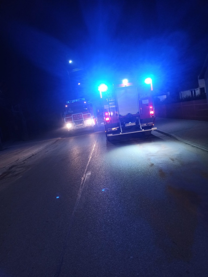 Troszyn. Usuwali plamę oleju na Szkolnej [21.11.2022] - zdjęcie #2 - eOstroleka.pl