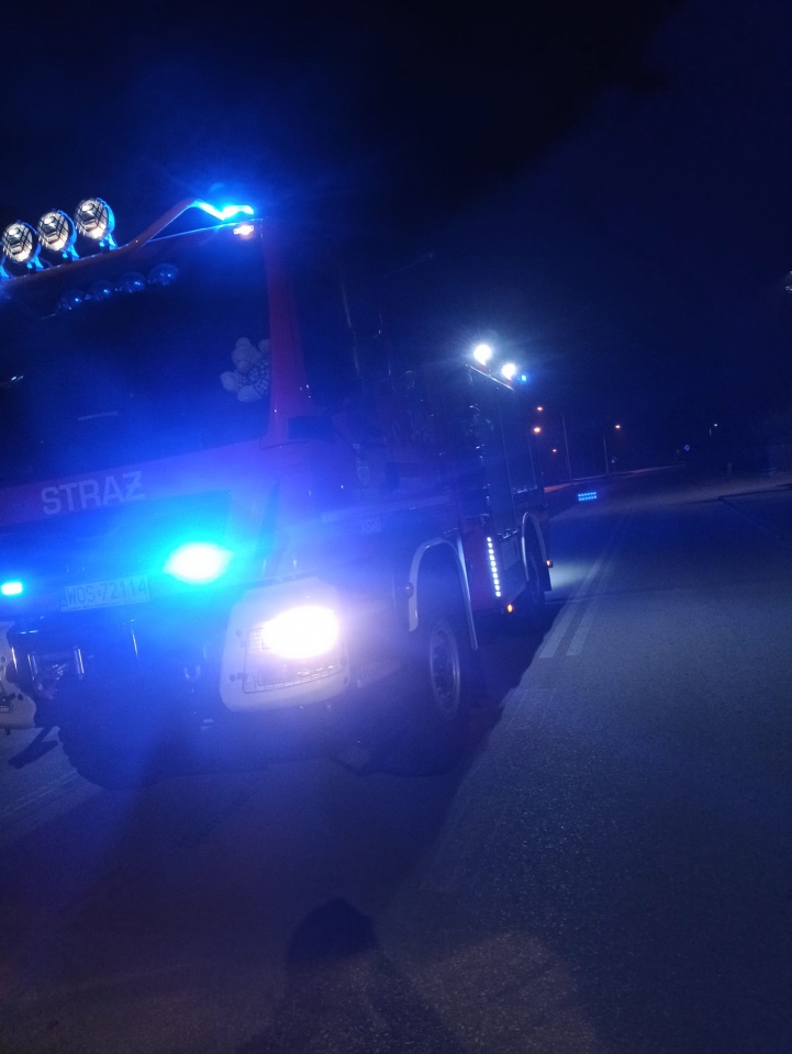 Troszyn. Usuwali plamę oleju na Szkolnej [21.11.2022] - zdjęcie #1 - eOstroleka.pl