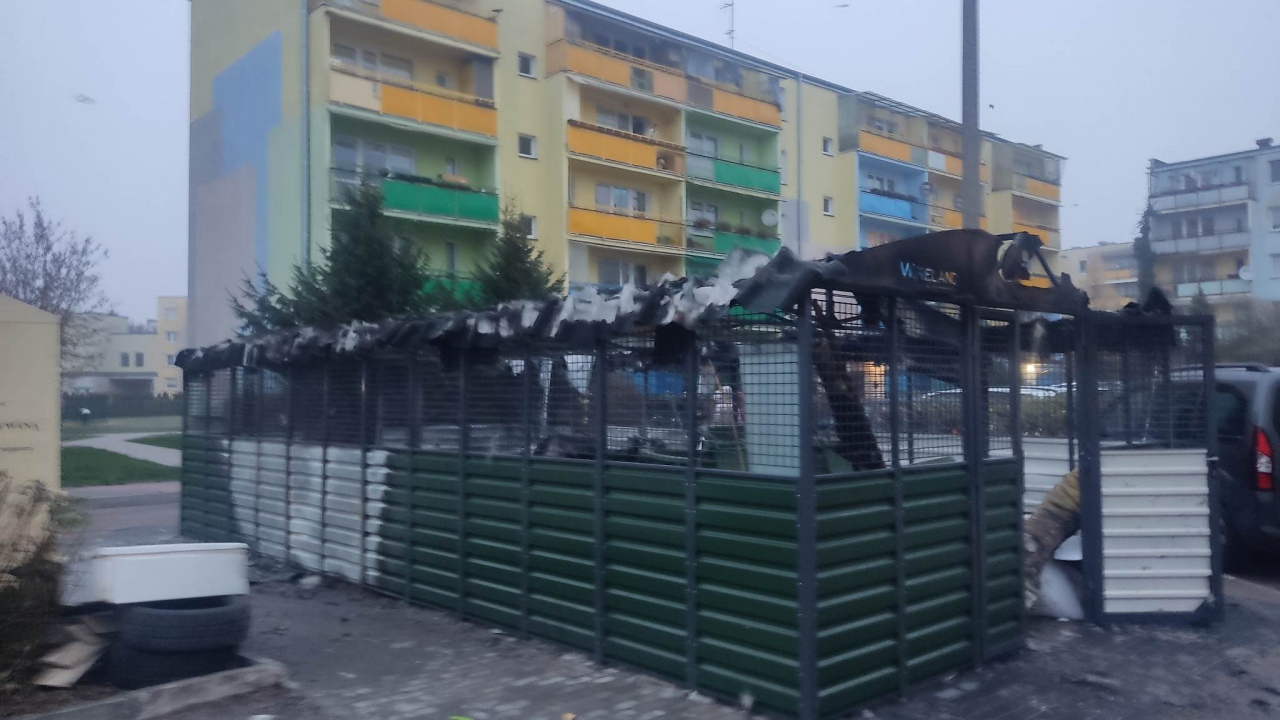 Pożar na osiedlu Centrum. Spłonęła wiata śmietnikowa [23.11.2022] - zdjęcie #6 - eOstroleka.pl