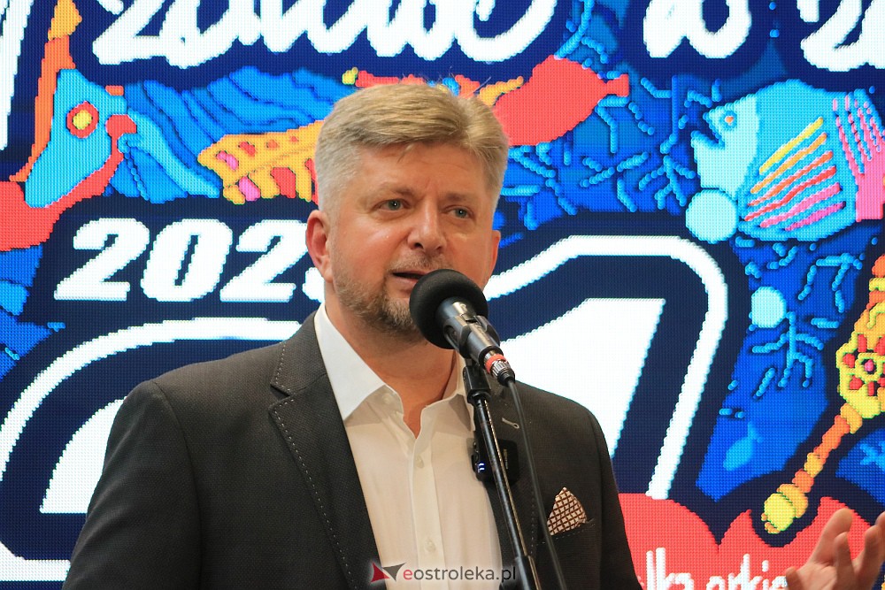 “Poszło!” - Jurek Owsiak uruchomił w Ostrołęce ostatni etap produkcji puszek na 31. finał WOŚP [25.11.2022] - zdjęcie #42 - eOstroleka.pl