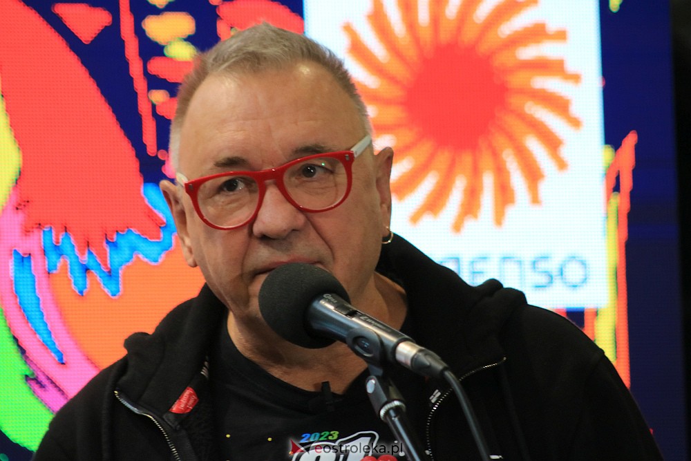 “Poszło!” - Jurek Owsiak uruchomił w Ostrołęce ostatni etap produkcji puszek na 31. finał WOŚP [25.11.2022] - zdjęcie #35 - eOstroleka.pl