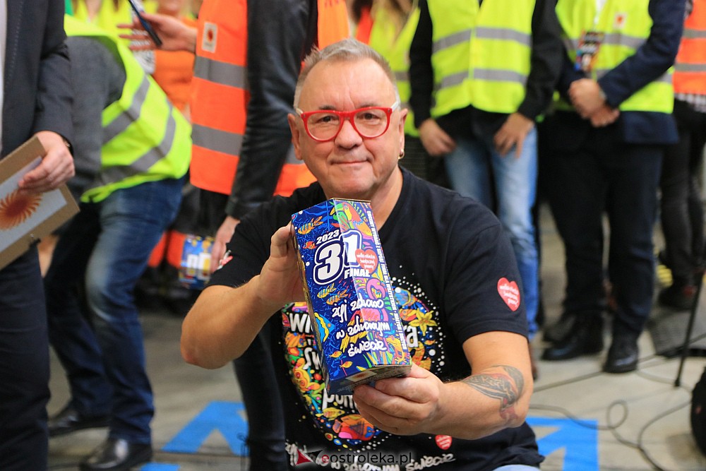 “Poszło!” - Jurek Owsiak uruchomił w Ostrołęce ostatni etap produkcji puszek na 31. finał WOŚP [25.11.2022] - zdjęcie #14 - eOstroleka.pl