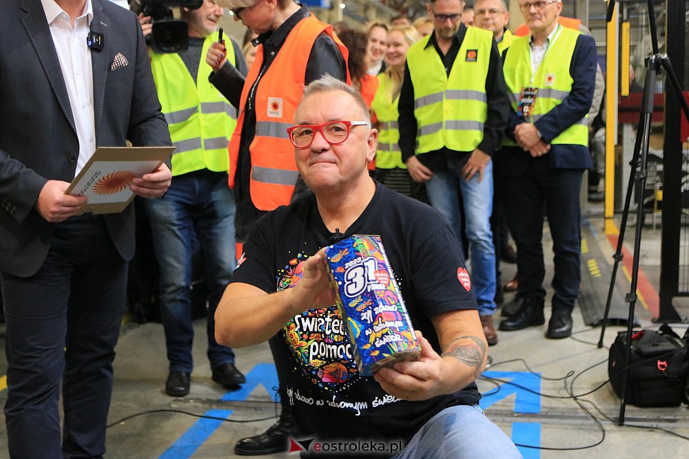 “Poszło!” - Jurek Owsiak uruchomił w Ostrołęce ostatni etap produkcji puszek na 31. finał WOŚP [25.11.2022] - zdjęcie #12 - eOstroleka.pl