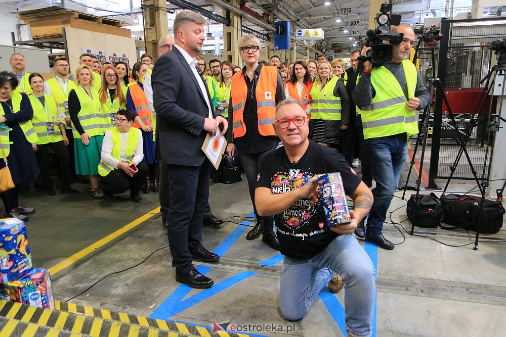 “Poszło!” - Jurek Owsiak uruchomił w Ostrołęce ostatni etap produkcji puszek na 31. finał WOŚP [25.11.2022] - zdjęcie #11 - eOstroleka.pl