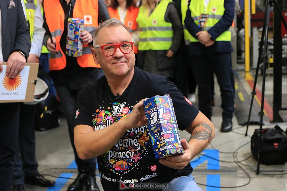 “Poszło!” - Jurek Owsiak uruchomił w Ostrołęce ostatni etap produkcji puszek na 31. finał WOŚP [25.11.2022] - zdjęcie #10 - eOstroleka.pl