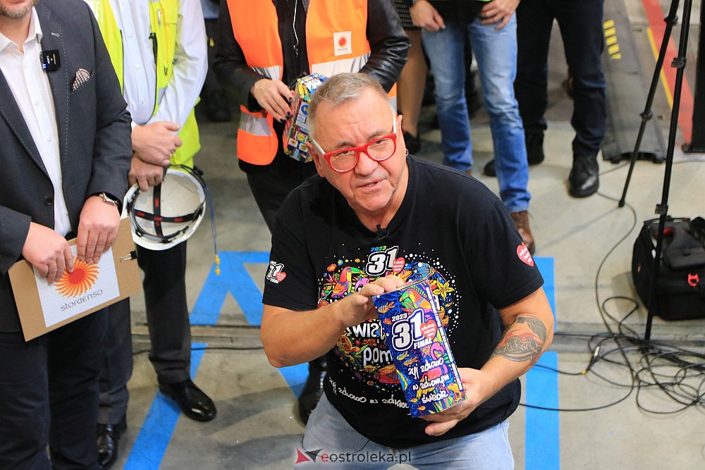 “Poszło!” - Jurek Owsiak uruchomił w Ostrołęce ostatni etap produkcji puszek na 31. finał WOŚP [25.11.2022] - zdjęcie #8 - eOstroleka.pl