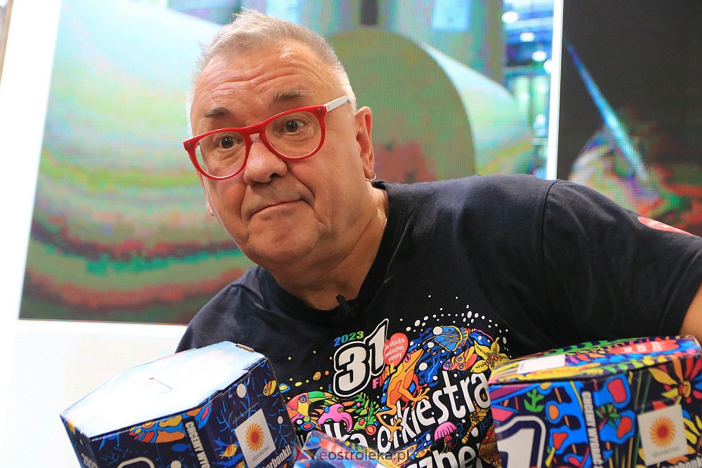 “Poszło!” - Jurek Owsiak uruchomił w Ostrołęce ostatni etap produkcji puszek na 31. finał WOŚP [25.11.2022] - zdjęcie #4 - eOstroleka.pl