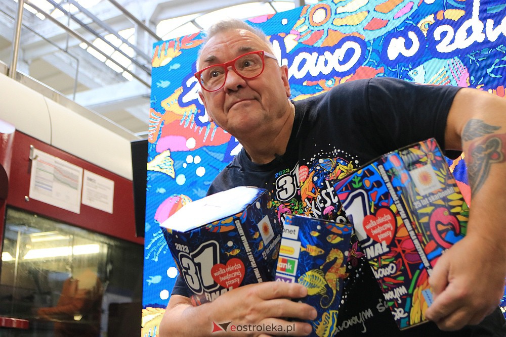 “Poszło!” - Jurek Owsiak uruchomił w Ostrołęce ostatni etap produkcji puszek na 31. finał WOŚP [25.11.2022] - zdjęcie #2 - eOstroleka.pl