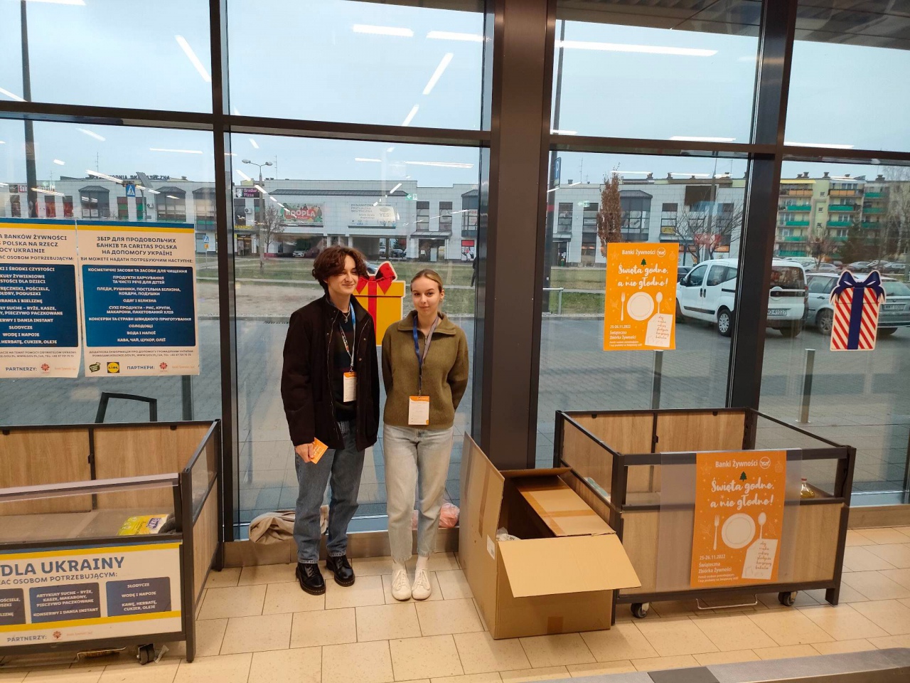 Świąteczna Zbiórka Żywności - piątek [25.11.2022] - zdjęcie #18 - eOstroleka.pl