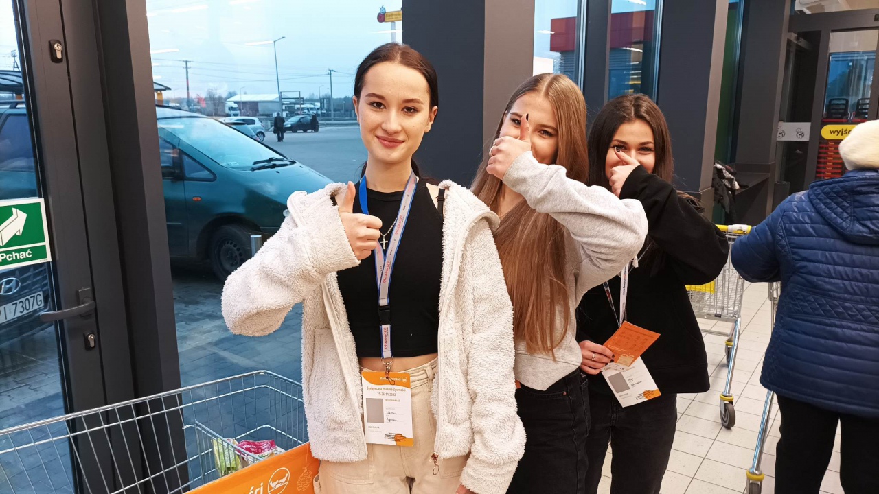 Świąteczna Zbiórka Żywności - piątek [25.11.2022] - zdjęcie #10 - eOstroleka.pl