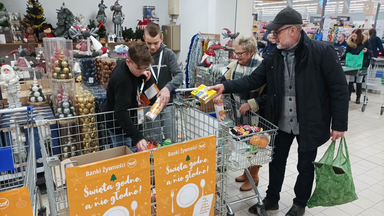 Świąteczna Zbiórka Żywności - piątek [25.11.2022] - zdjęcie #1 - eOstroleka.pl