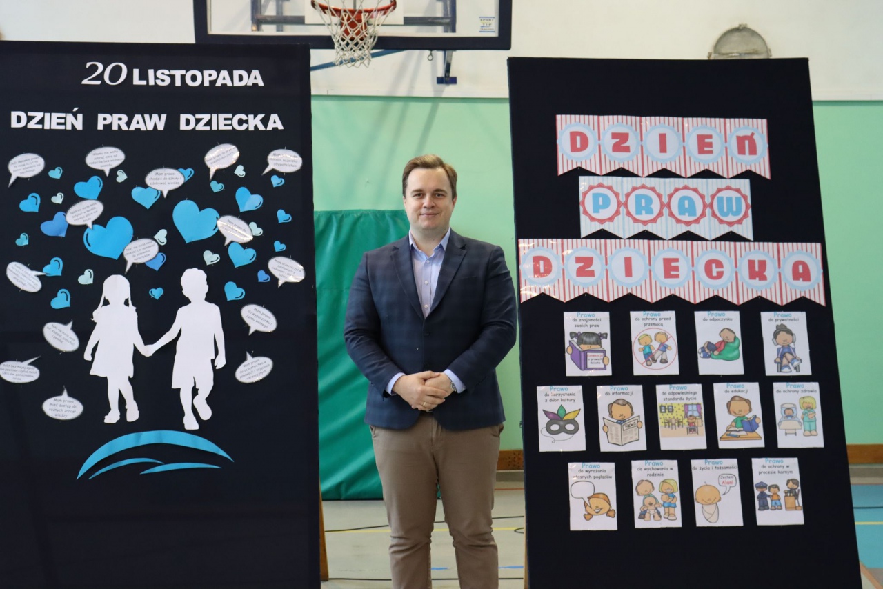 Międzynarodowy Dzień Praw Dziecka w Szkole Podstawowej nr 4 w Ostrołęce - zdjęcie #14 - eOstroleka.pl
